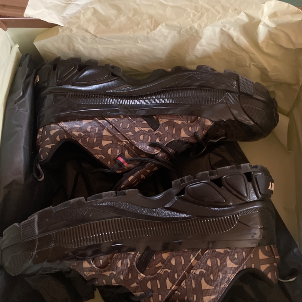 Burberry shoes - Picture 3 of 4